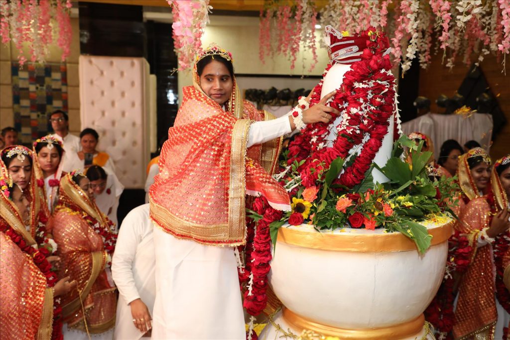 OSB: 24 कुमारियों ने शिवलिंग को वरमाला पहनाकर जीवन साथी माना- Dedication Ceremony of 24 BK Sisters