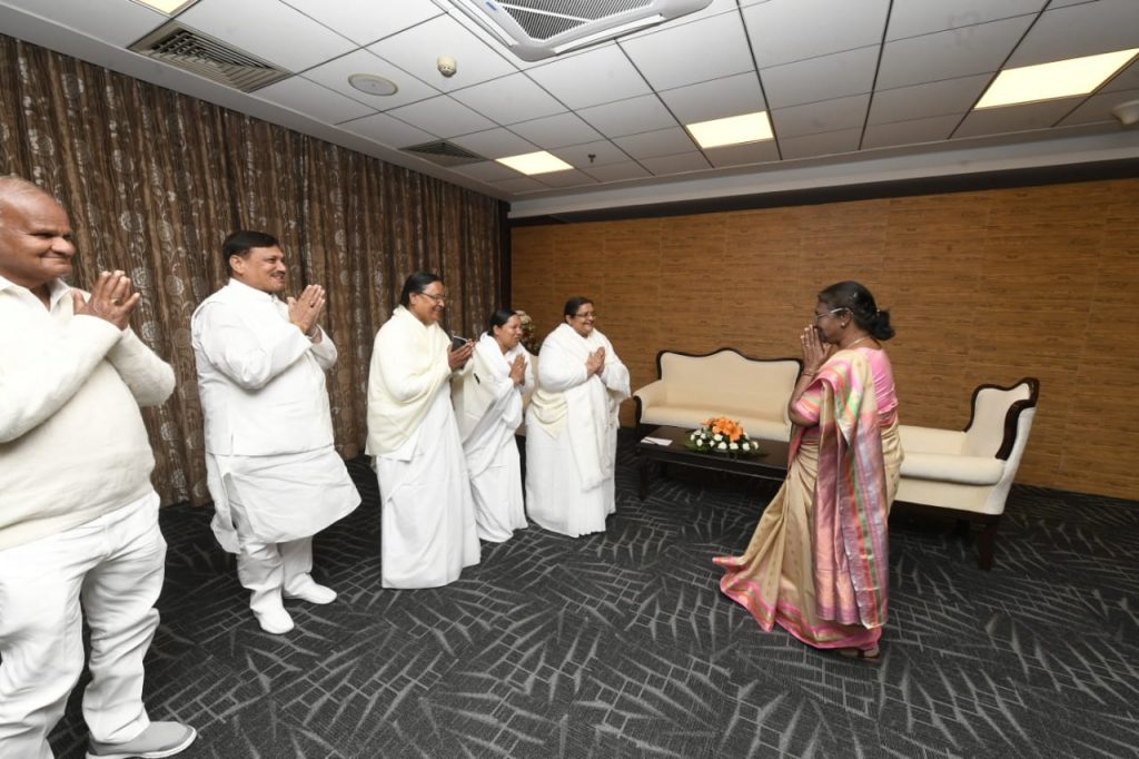 Indore - ​राष्ट्रपति द्रौपदी मुर्मु से ब्रह्माकुमारीज की प्रतिनिधिमंडल ने की मुलाकात