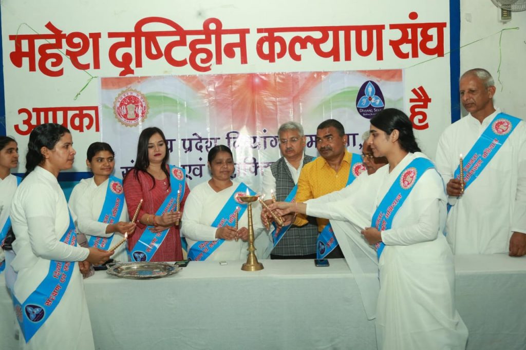 हम देख नहीं पाते तो क्या हम ऐसे कार्य तो कर सकते जो संसार हमें देखे